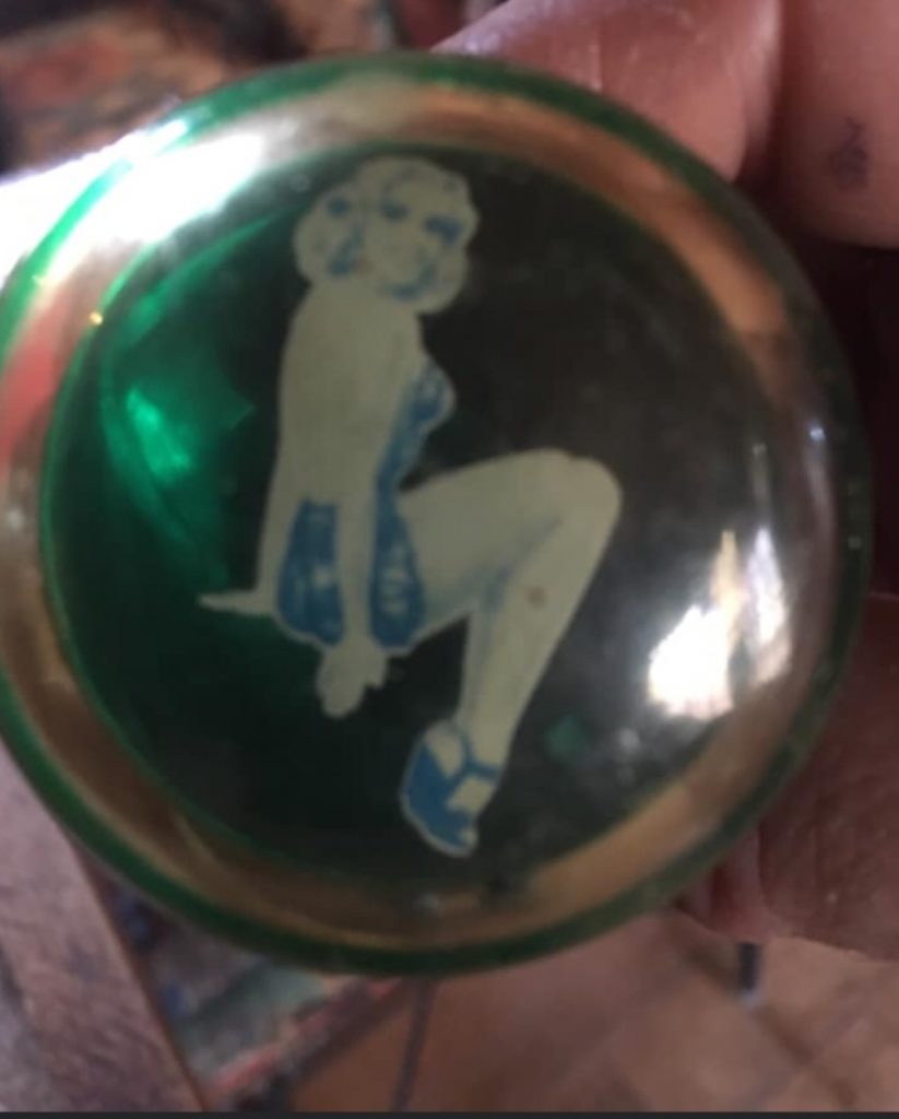 Steering knob with bathing suit clad woman in the center 
