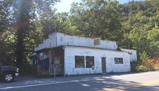picture of abandon store by the Hank Williams Memorial Bridge